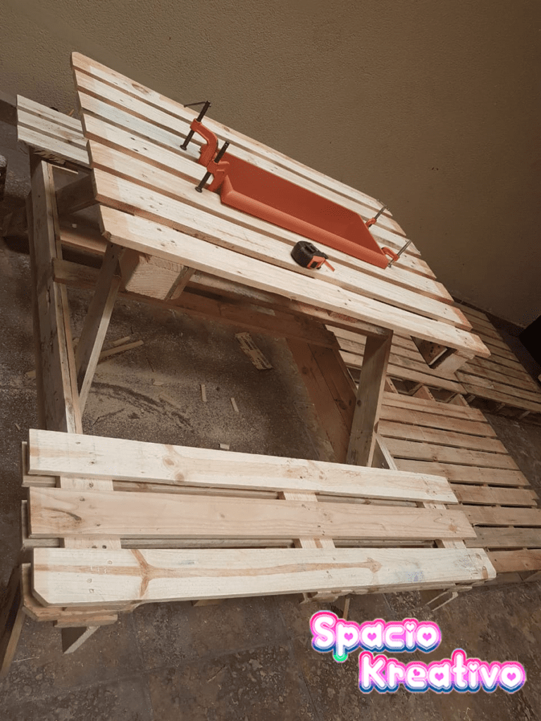 DIY: Crea una mesa auxiliar única y económica con palets 10 diy crea una mesa auxiliar unica y economica con palets